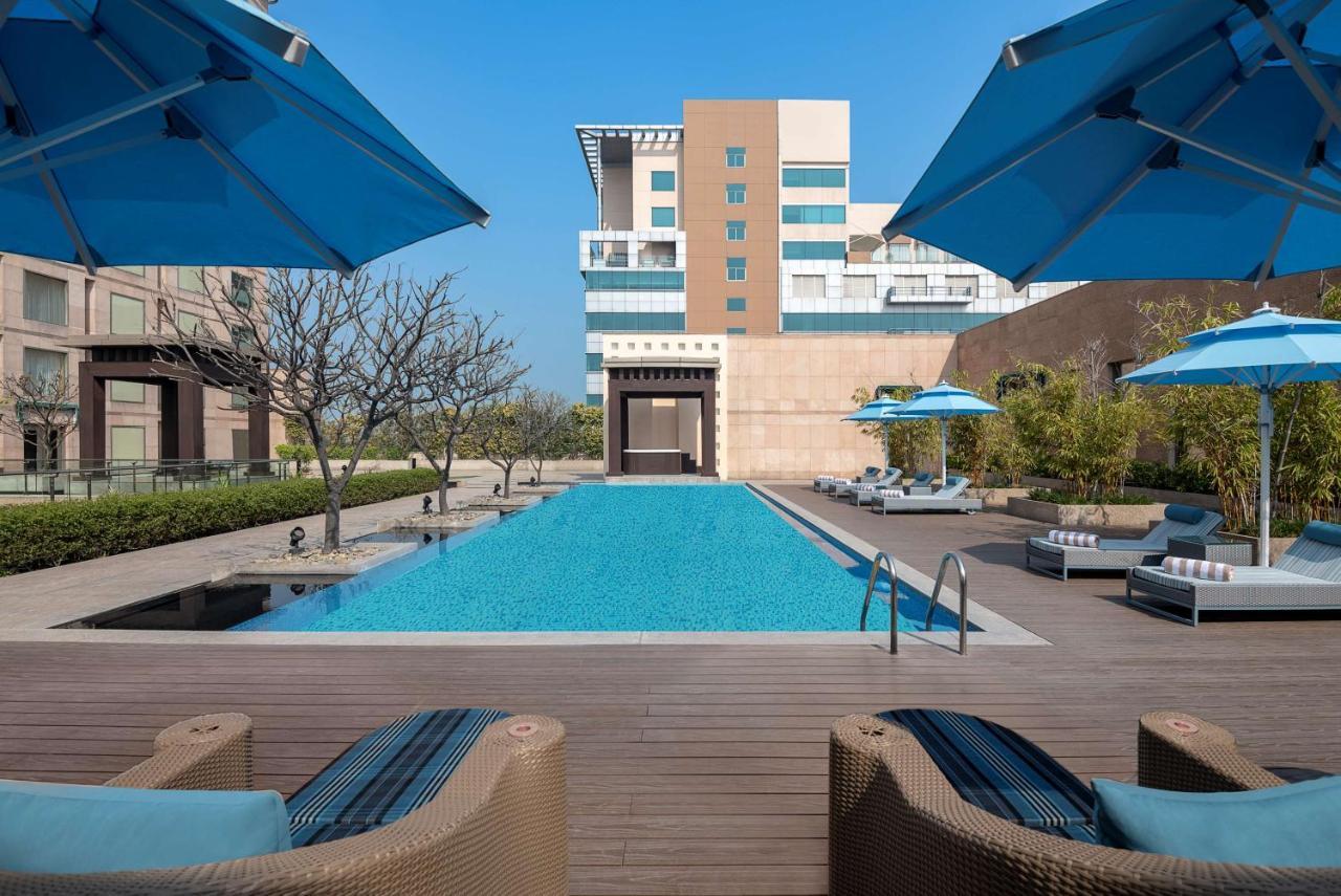 Radisson Blu Hotel Амритсар Екстериор снимка The pool at the hotel