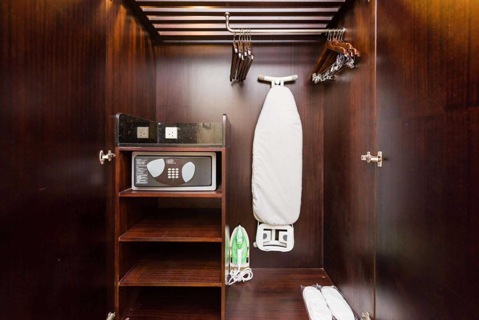 Radisson Blu Hotel Амритсар Екстериор снимка A hotel room wardrobe with a safe