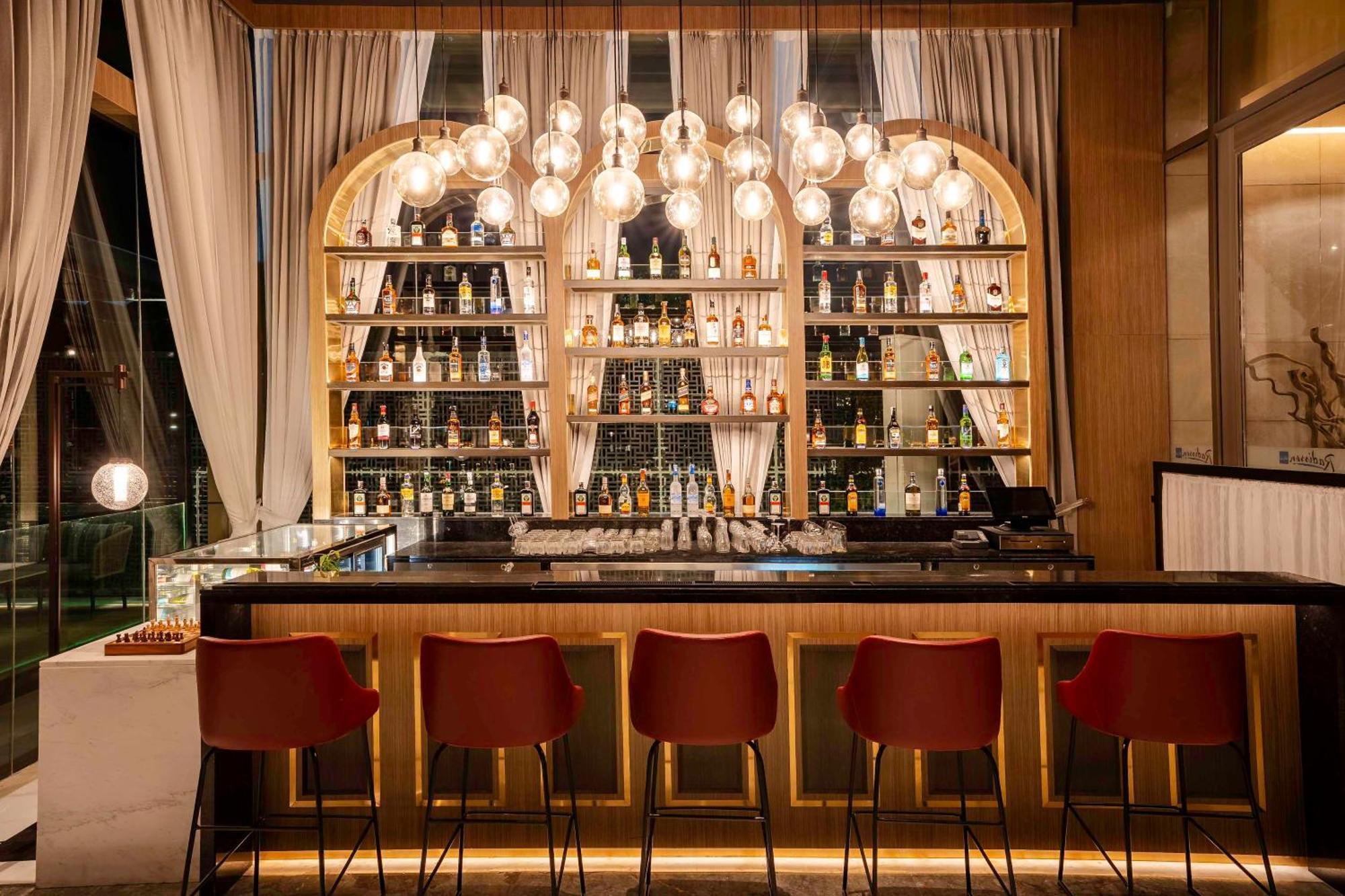 Radisson Blu Hotel Амритсар Екстериор снимка The bar at the 101 Skybar