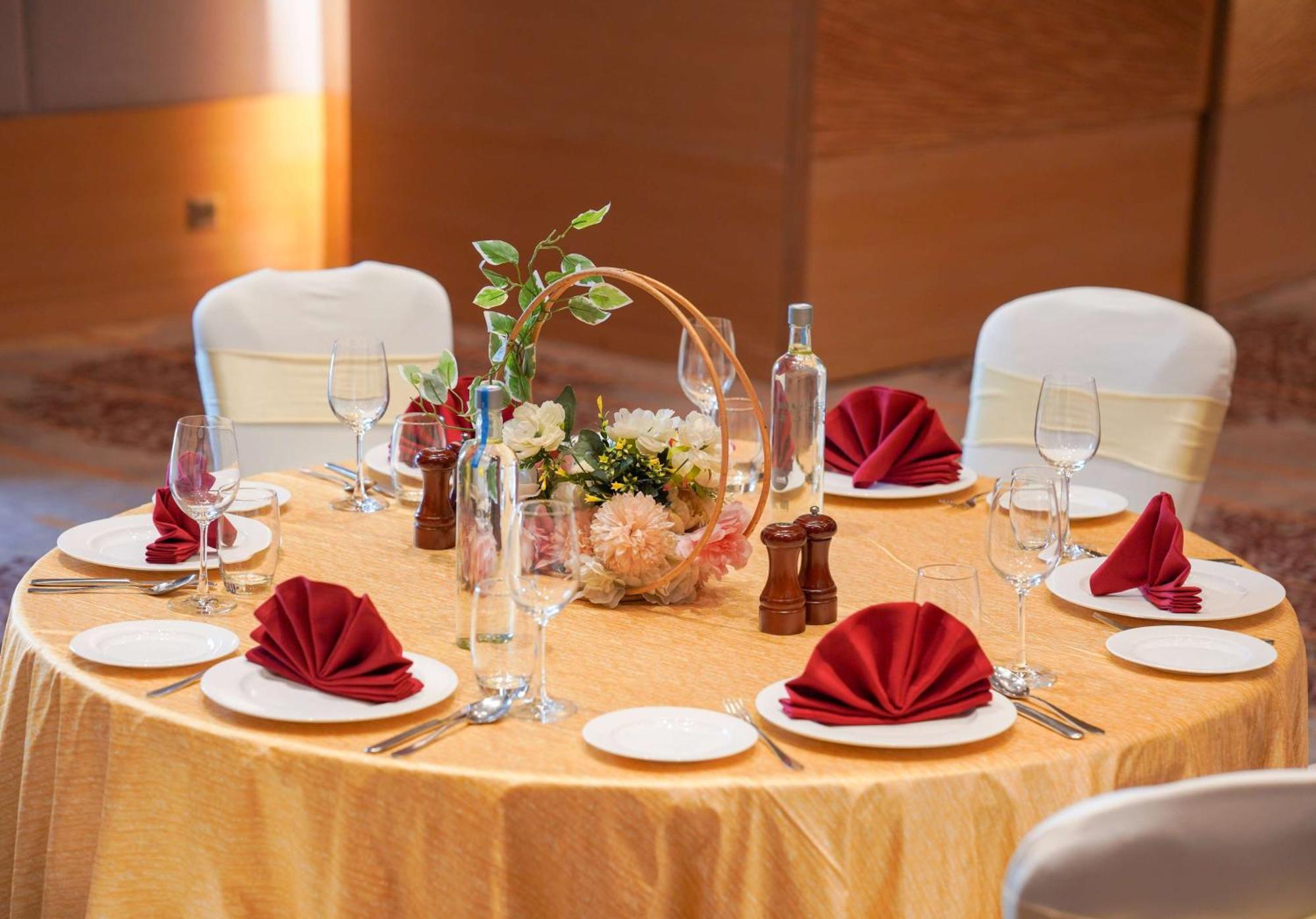 Radisson Blu Hotel Амритсар Екстериор снимка A table set for a formal dinner