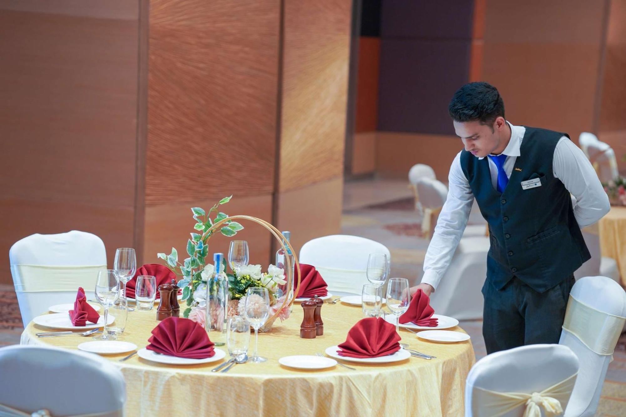Radisson Blu Hotel Амритсар Екстериор снимка A restaurant server
