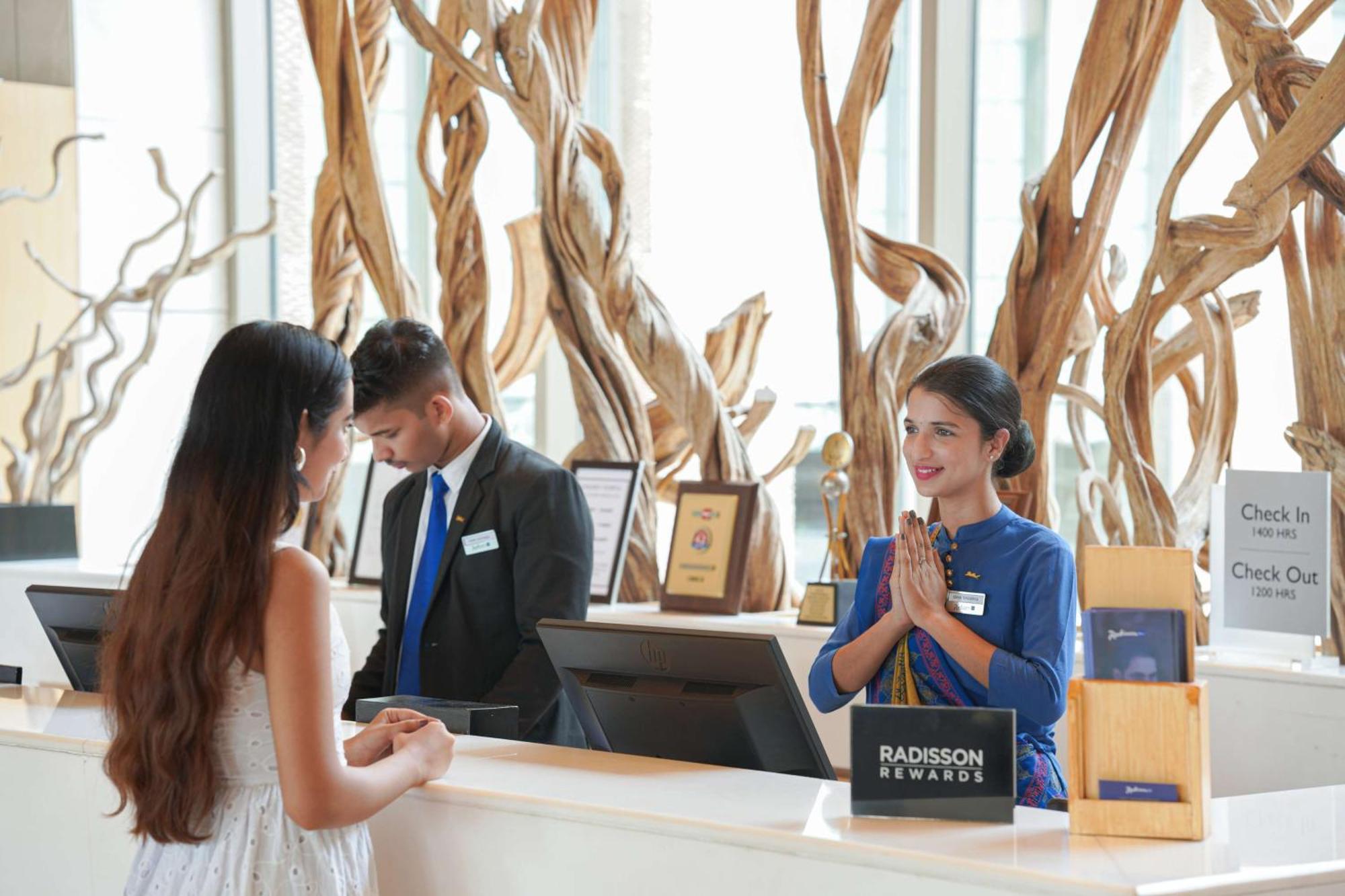 Radisson Blu Hotel Амритсар Екстериор снимка A hotel receptionist at work