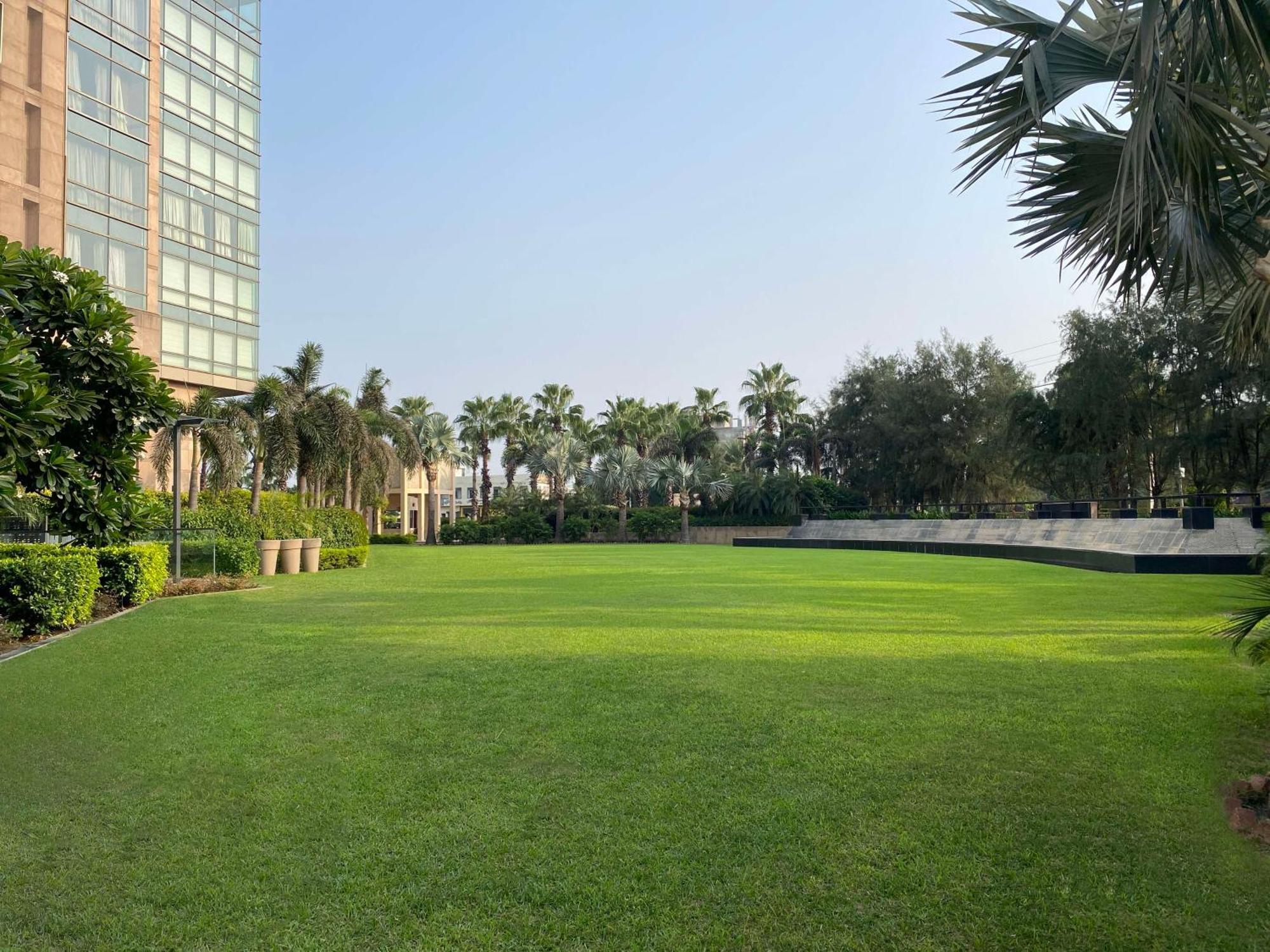 Radisson Blu Hotel Амритсар Екстериор снимка The Gardens