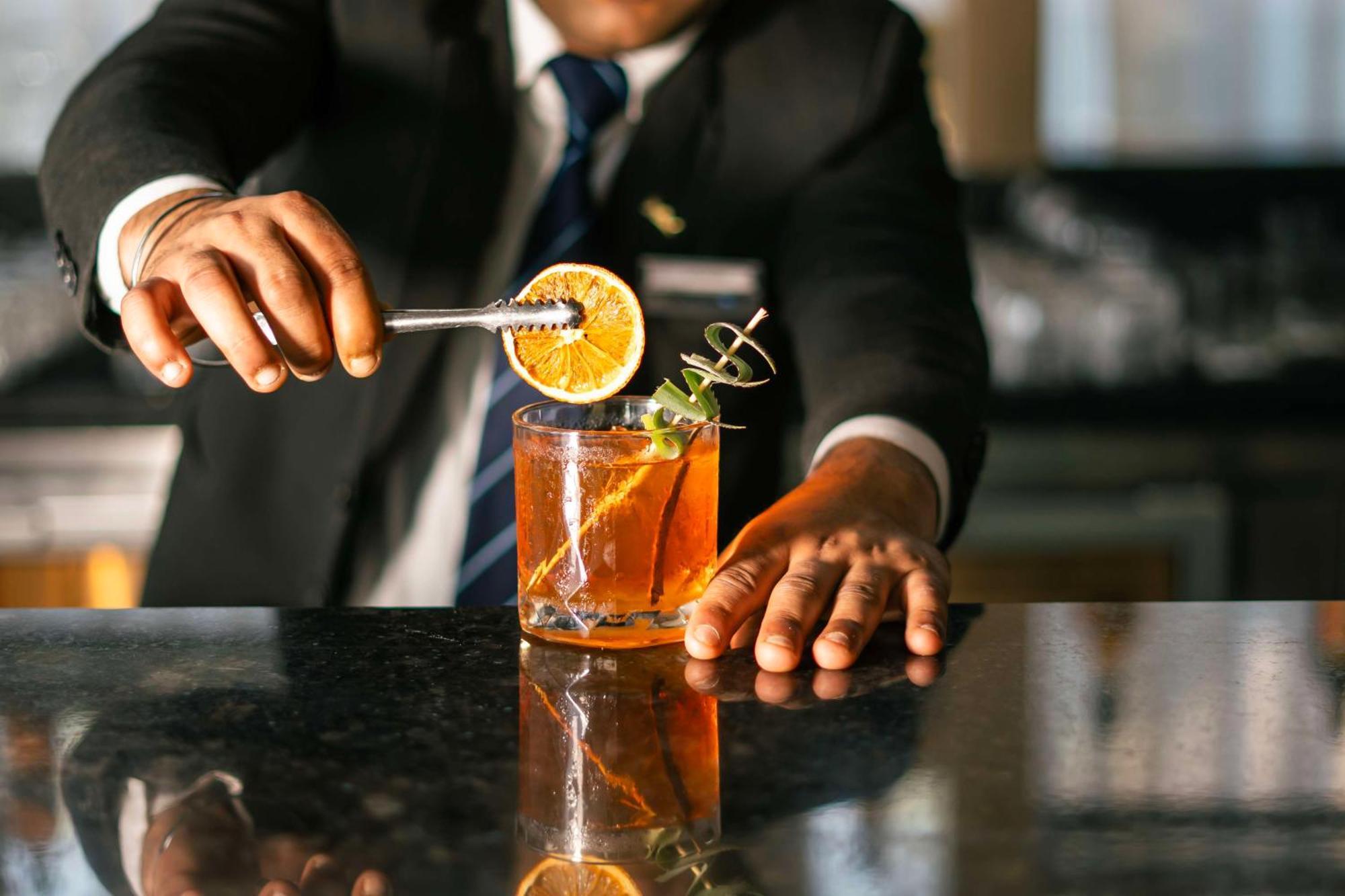 Radisson Blu Hotel Амритсар Екстериор снимка A bartender preparing a cocktail
