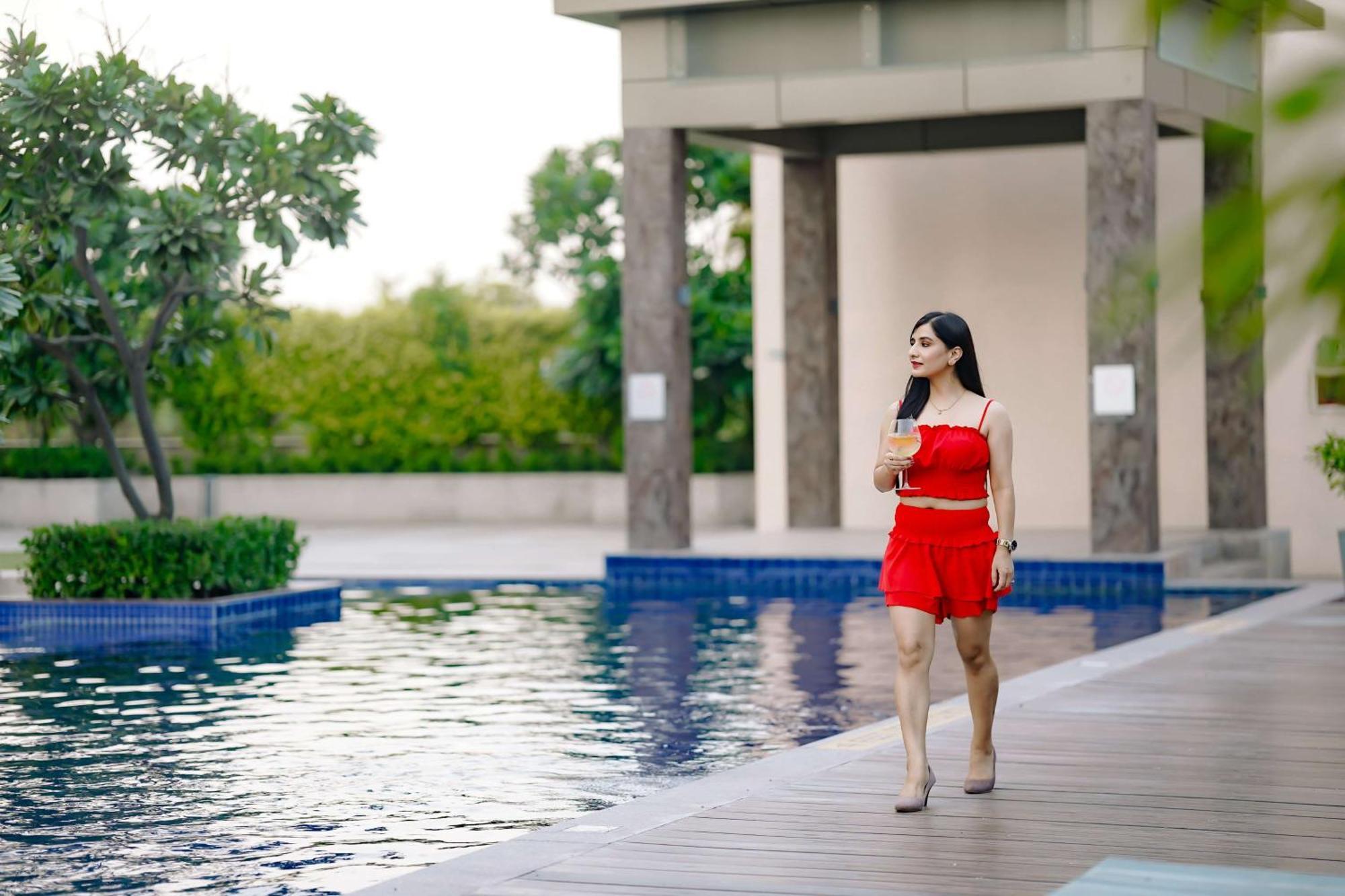 Radisson Blu Hotel Амритсар Екстериор снимка A woman walking by a pool