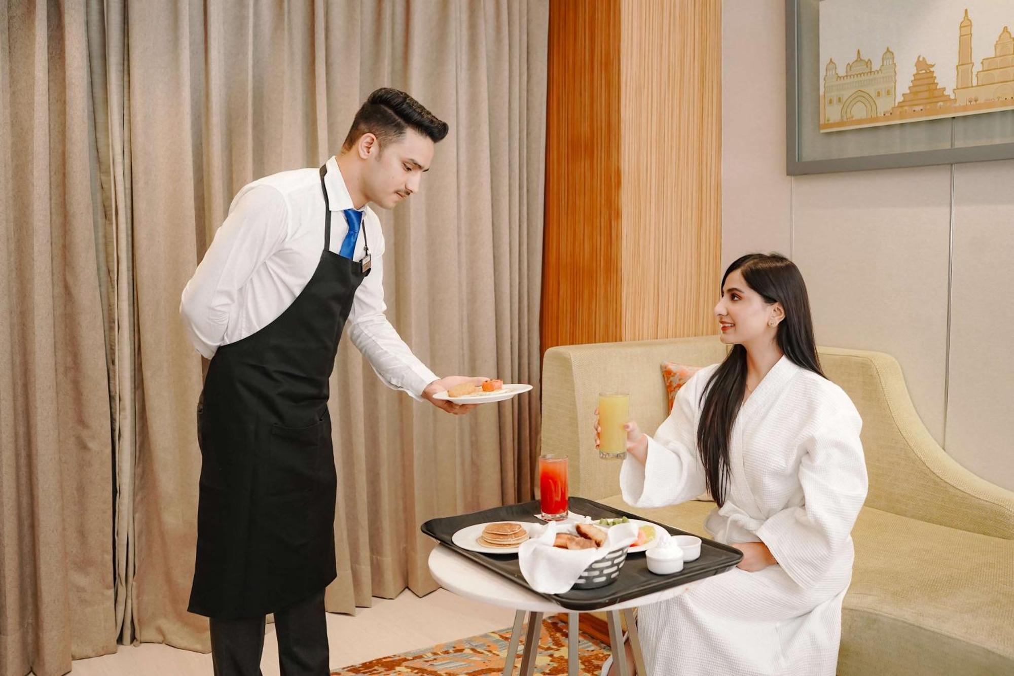 Radisson Blu Hotel Амритсар Екстериор снимка Room service