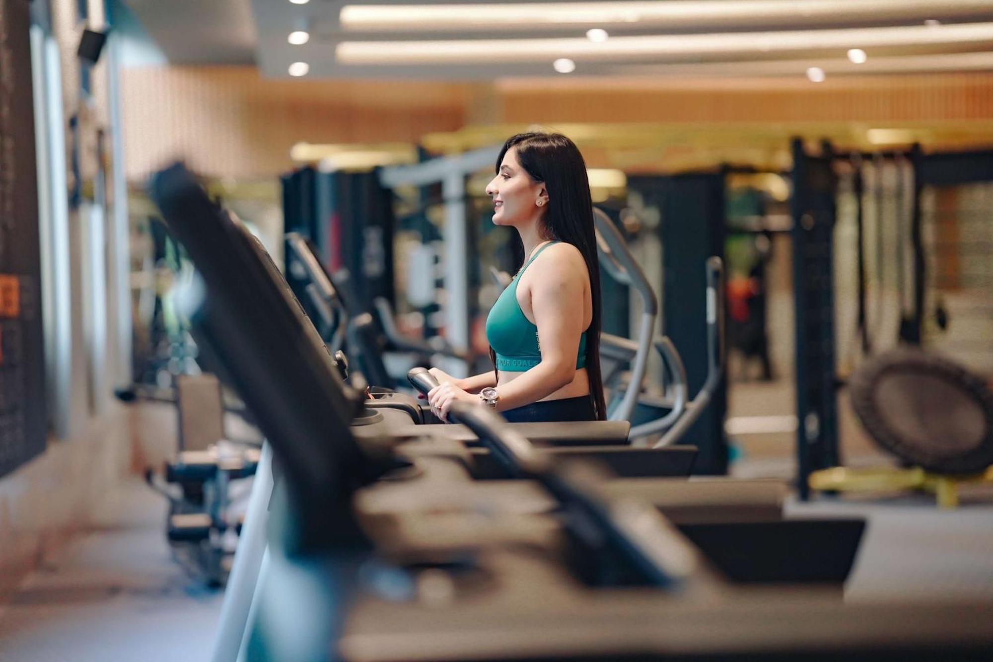 Radisson Blu Hotel Амритсар Екстериор снимка A woman on a treadmill