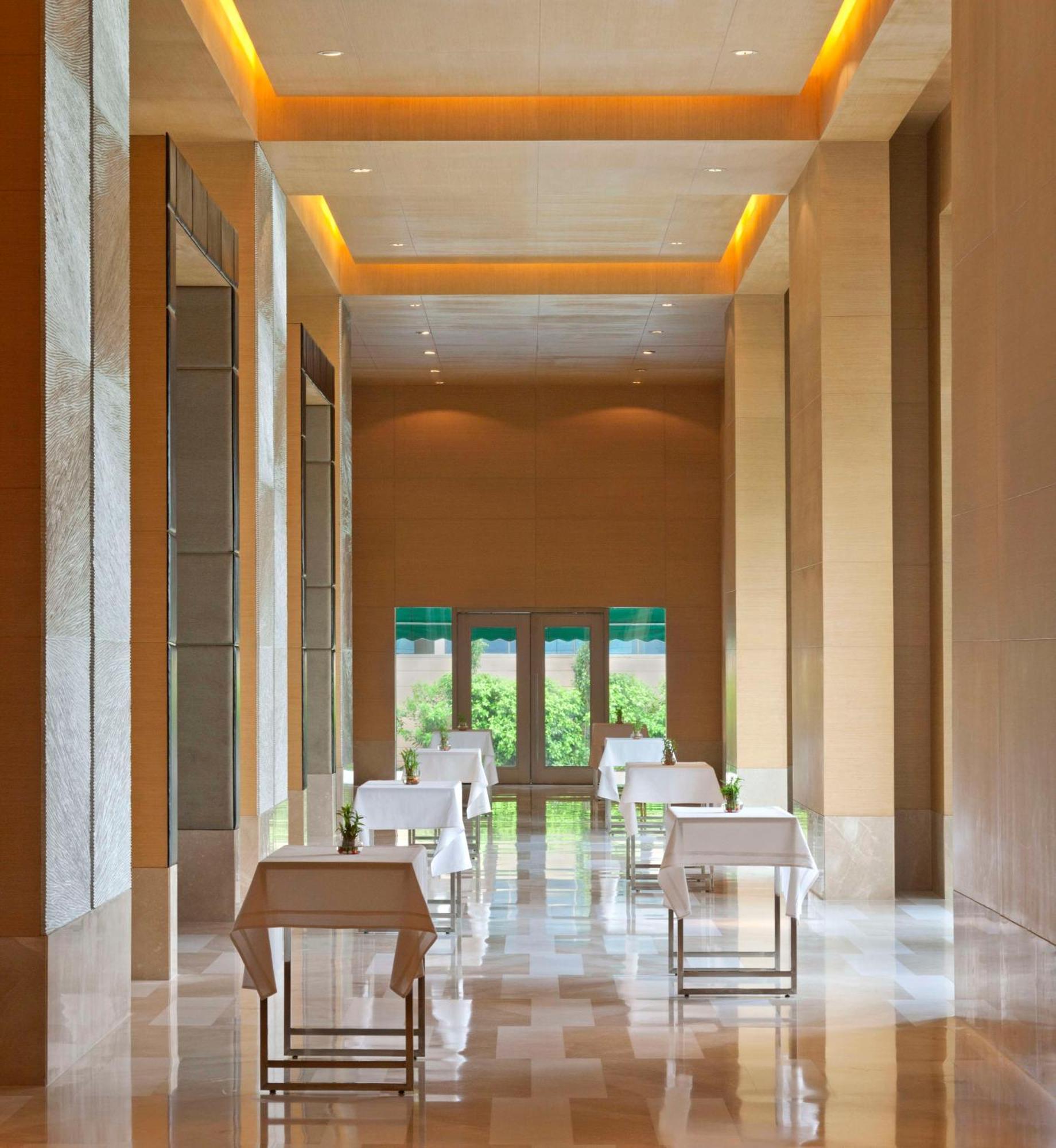 Radisson Blu Hotel Амритсар Интериор снимка The restaurant at the hotel